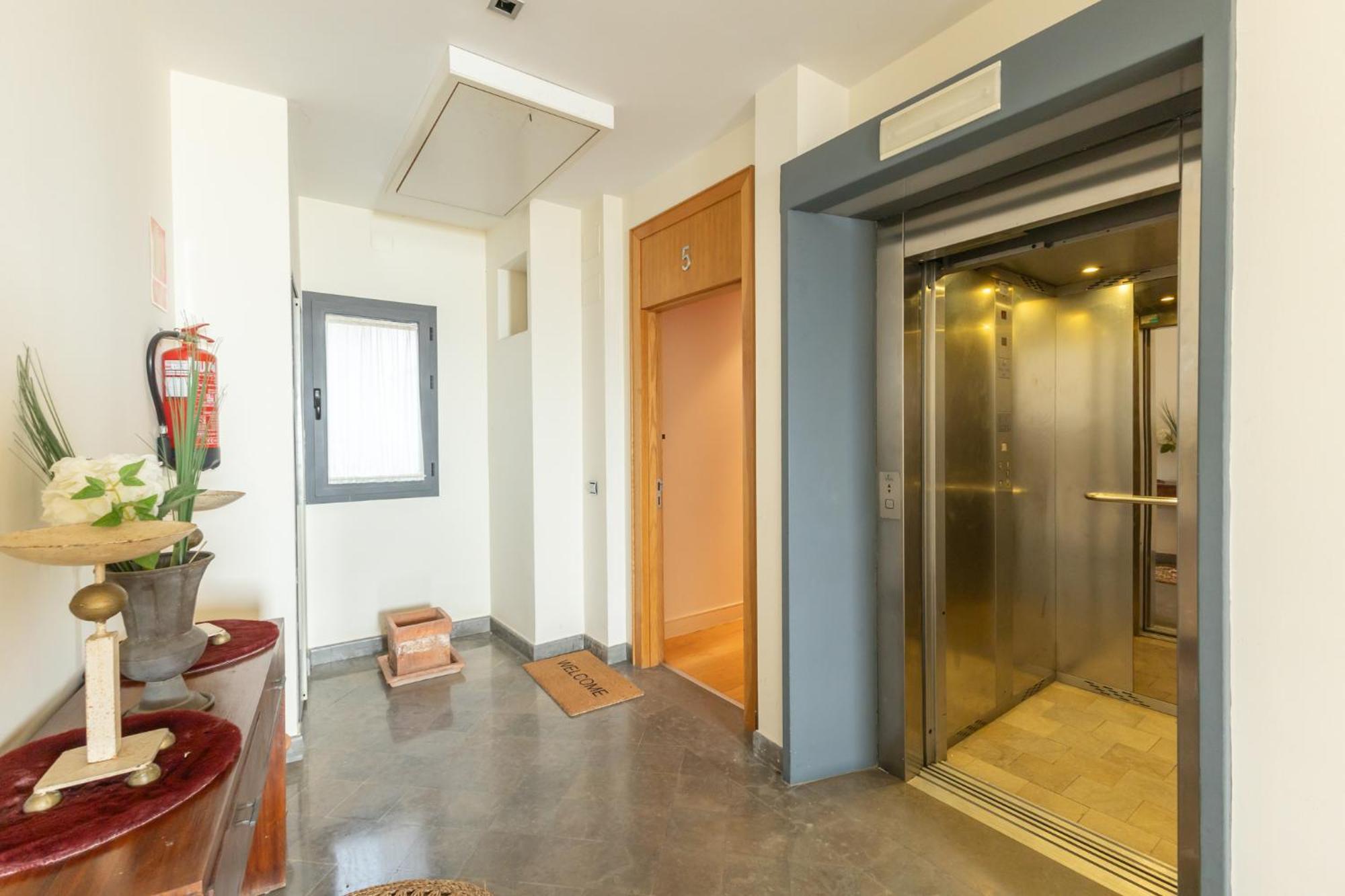La Maestranza Charming One Or Two Bedrooms Apartments By Ocityzen Seville Exterior photo